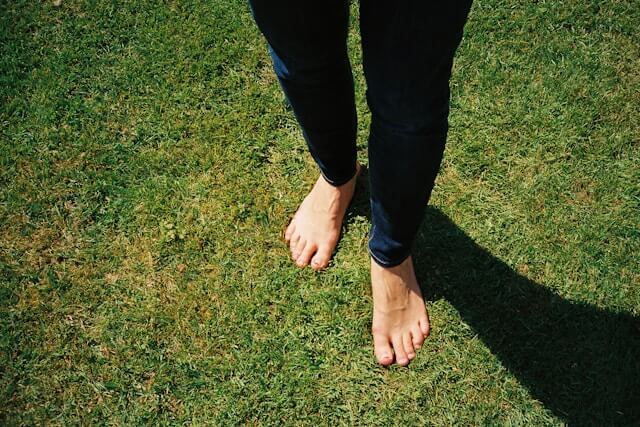 Marcher pieds nus
